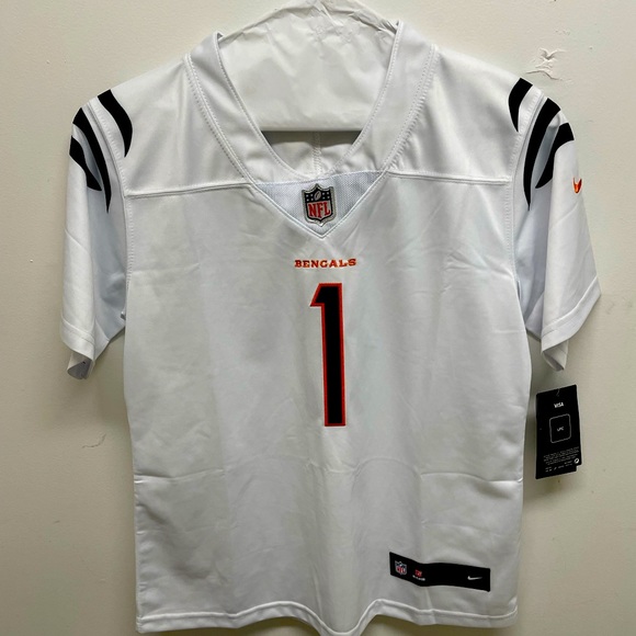 Ladies Cincinnati Bengals Jamarr Chase jersey “large” but it look small to me